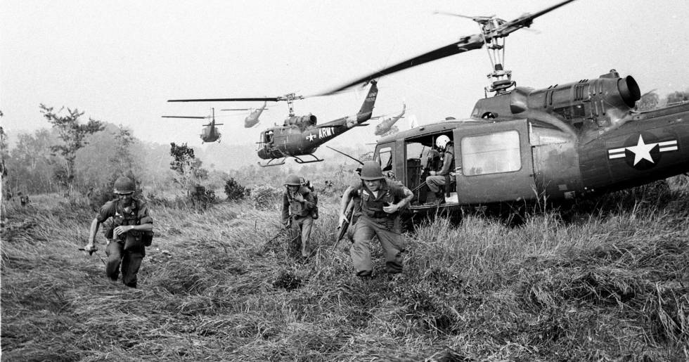 Soldados estadounidenses desembarcan de helicÃ³pteros durante la guerra del Vietnam.