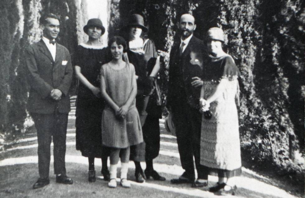 De izquierda a derecha, Federico GarcÃ­a Lorca, Zenobia CamprubÃ­, Isabel GarcÃ­a Lorca, Emilia Llanos y Juan RamÃ³n JimÃ©nez y Concha GarcÃ­a Lorca en Granada en 1924.