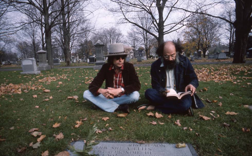 Bob Dylan y Allen Ginsberg, en la tumba de Jack Kerouac en Massachusetts, en un instante de 'Rolling Thunder Revue'