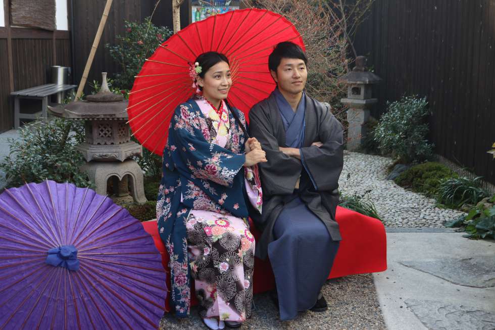 Una pareja, en un jardÃ­n en Kioto.