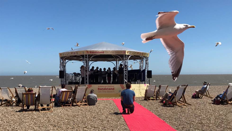 Concierto del Red House Scratch Choir en la playa de Aldeburgh.