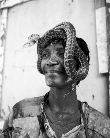 Un manipulador de serpientes africano.