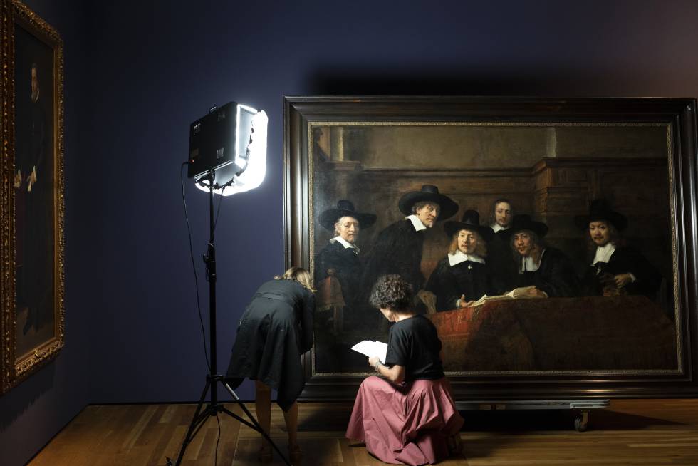 Una experta del Museo del Prado y otra del Rijksmuseum de Ámsterdam revisan el cuadro de Rembrandt 'Los síndicos' esta semana en la pinacoteca madrileña.