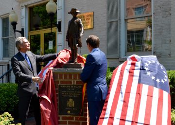 La embajada de España exhibe una estatua de Gálvez para visibilizar su papel en la independencia de EE UU