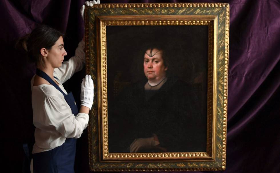 Una empleada de Sotheby’s muestra el retrato de Olimpia Pamphili de Velázquez.