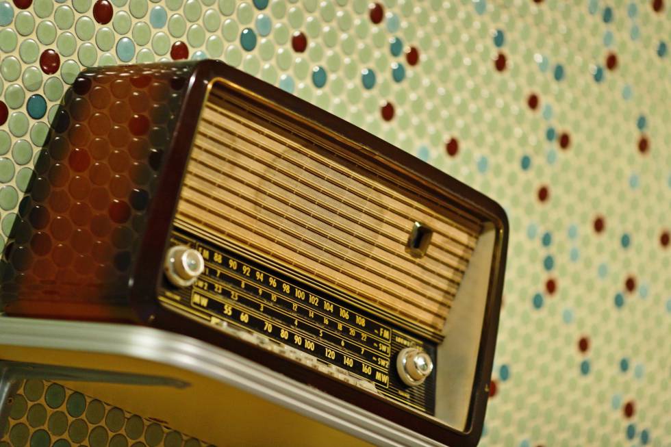 Un aparato de radio antiguo.