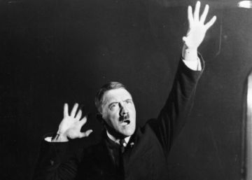 Adolf Hitler durante un discurso en 1925. 