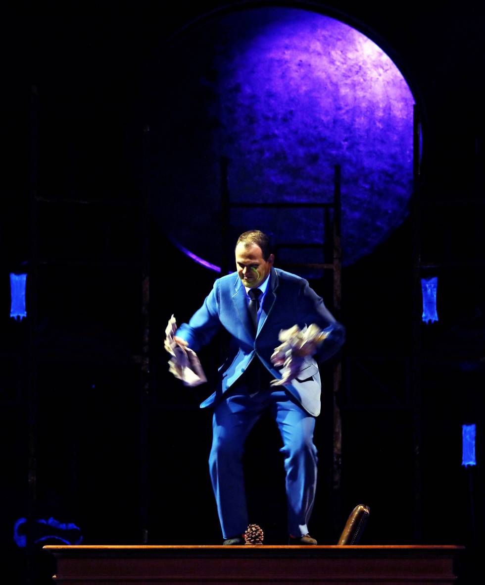 The Prime Minister of Israel (Tomasz Kumięga) smashes a newspaper in a scene of 'Les mille endormis'.