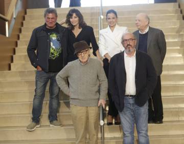 Woody Allen, junto a los actores Sergi López, Gina Gershon, Elena Anaya y Wally Shawn, y el productor Jaume Roures.