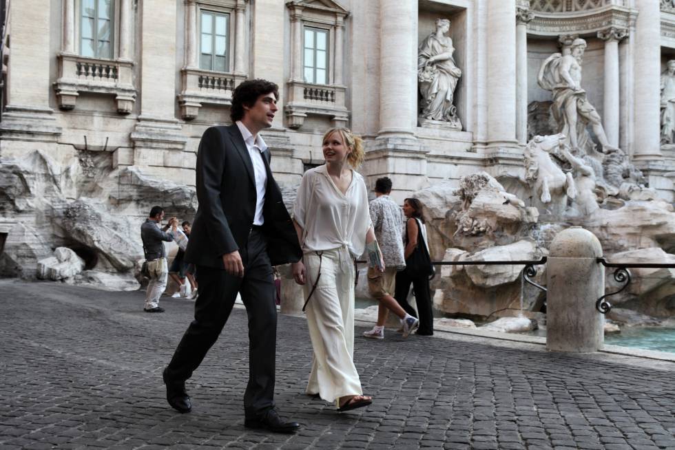 Flavio Parenti y Alison Pill, en 'A Roma con amor'.
