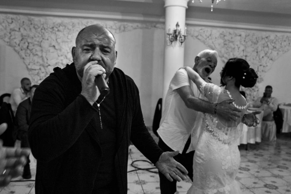 El cantante neomelÃ³dico Leo Ferrucci, canta en una boda.