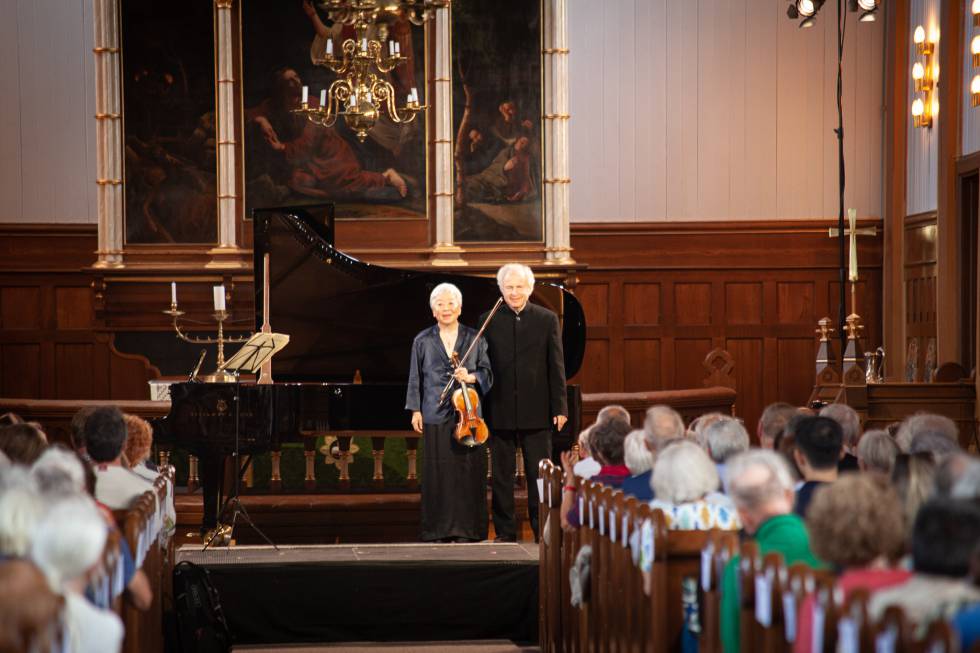 Yūko Shiokawa and András Schiff after performing Mozart's Sonata for violin and piano K. 526 in the church of Vågan in Kabelvåg.