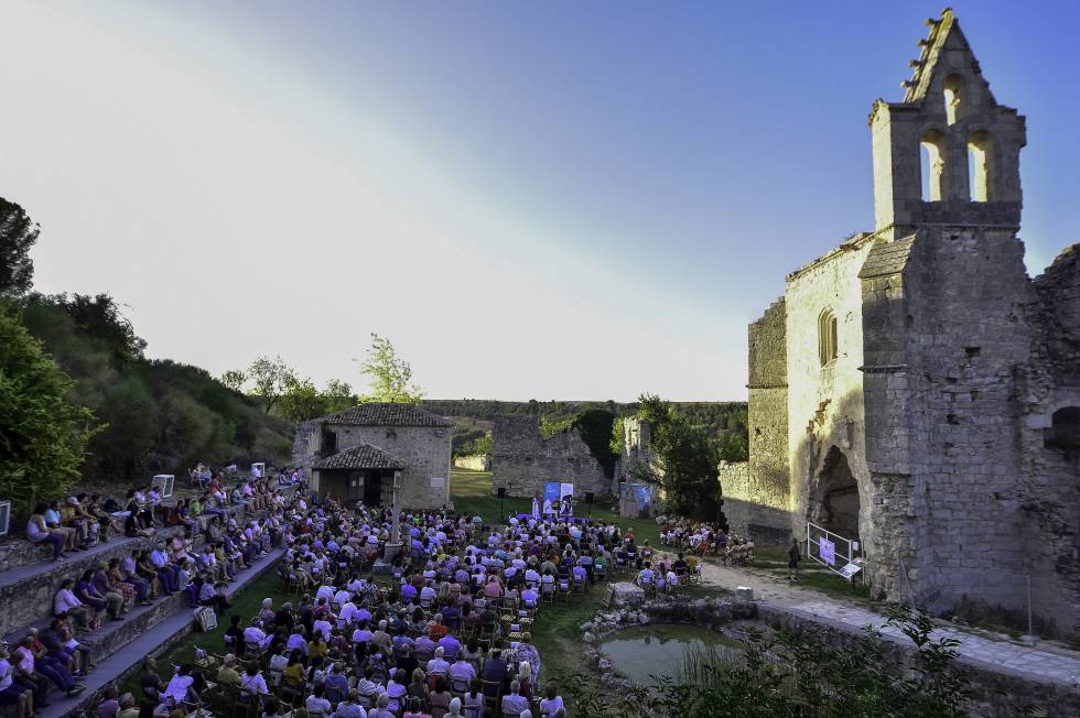 Público asistente al concierto en el monasterio, a la derecha los restos de la iglesia del siglo XVI.