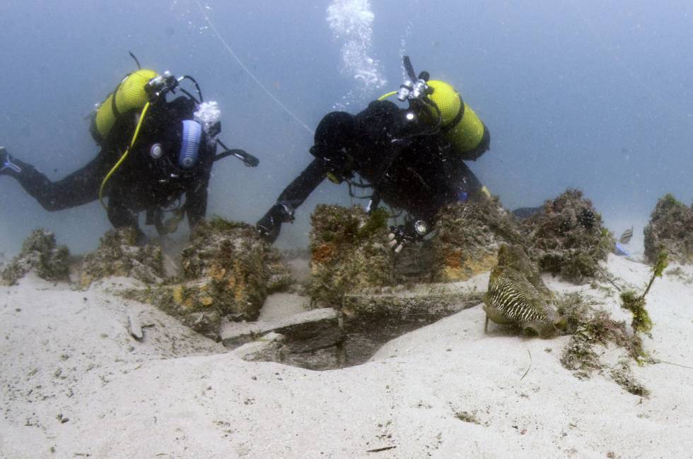 Dos arqueólogos subacuáticos trabajan sobre el pecio del 'San Giacomo de Galizia'.