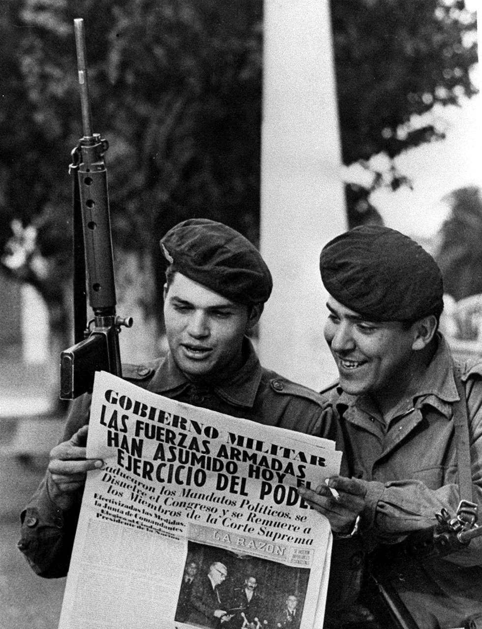 Dos militares argentinos tras el golpe de Videla en 1976.