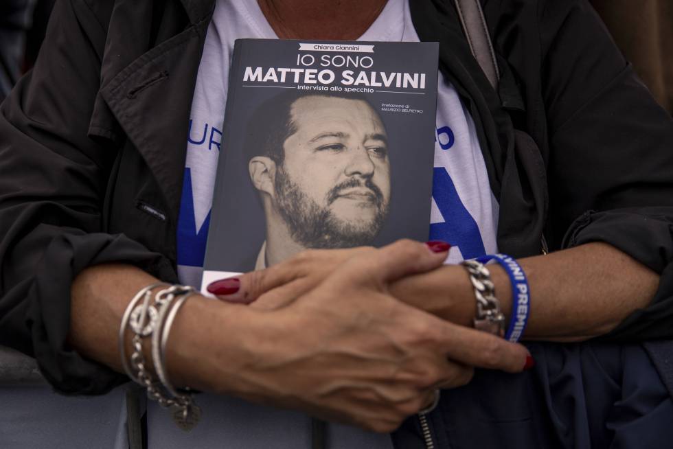 Uma seguidora de Matteo Salvini durante um comÃ­cio.