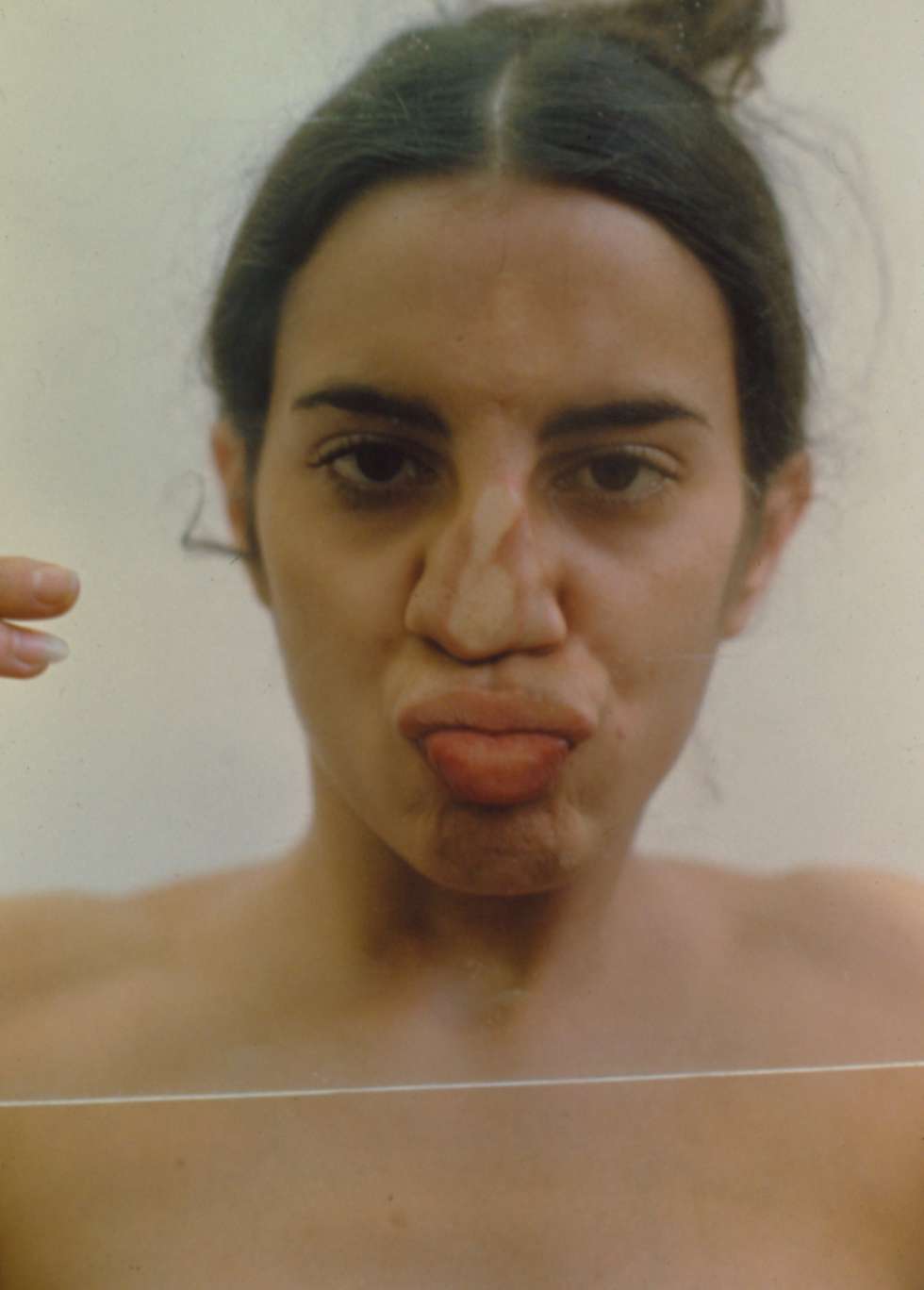 Ana Mendieta en una fotografÃ­a de su serie 'Glass on Body Imprints' (1972-1997).