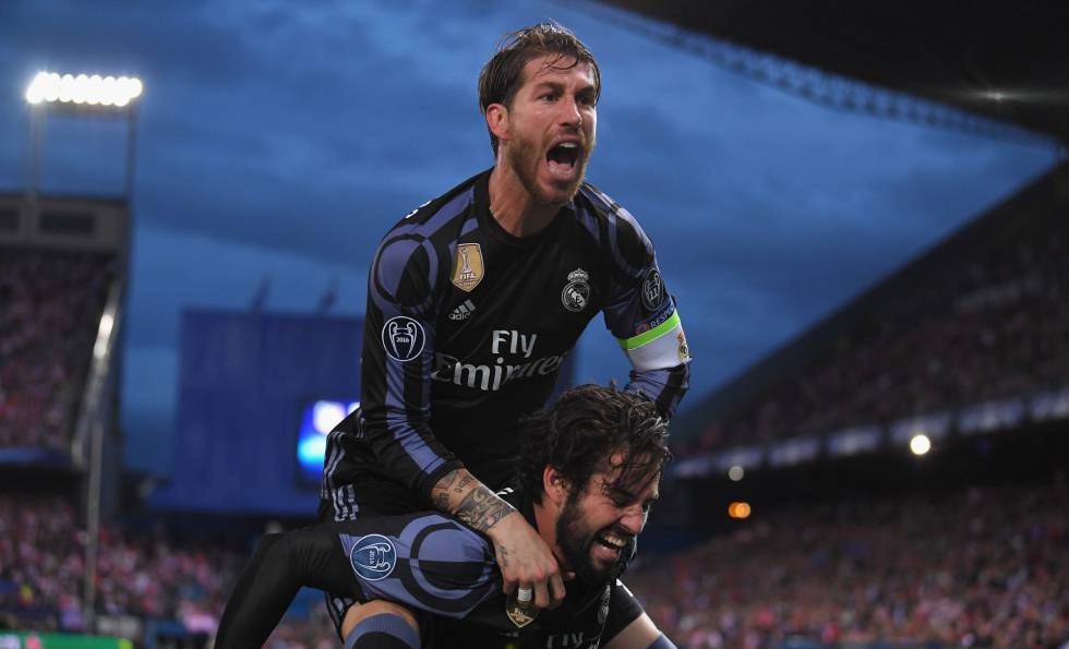 Sergio Ramos e Isco celebran un gol en Madrid en 2017.