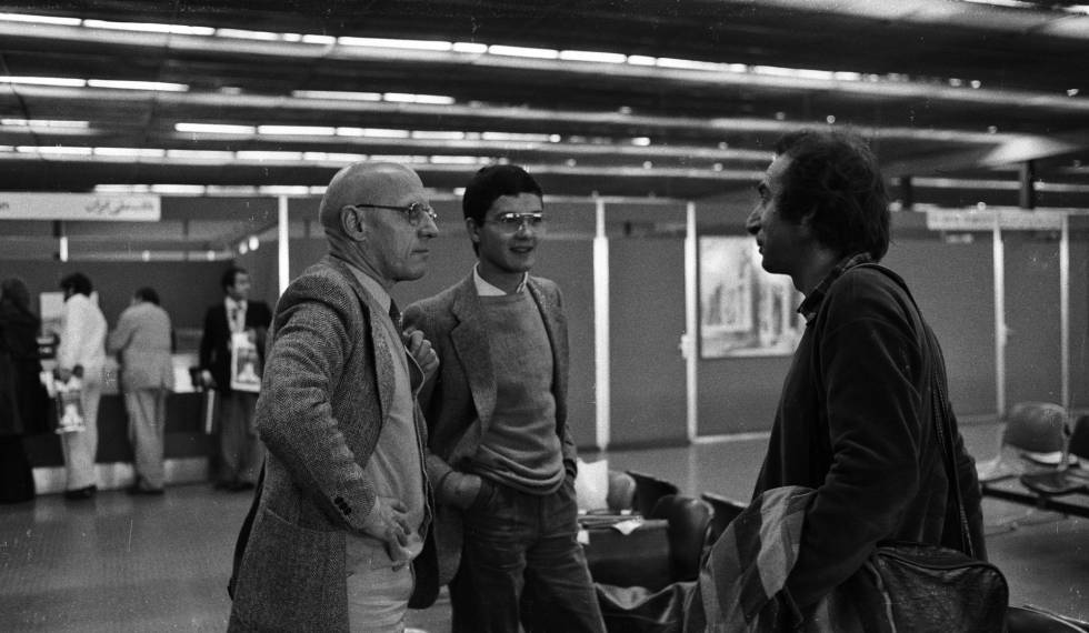 Michel Foucault (izquierda), acompañado de Thierry Voeltzel (en el centro) en el aeropuerto de Teherán, durante una de las dos visitas que ambos realizaron en 1978 a Irán.