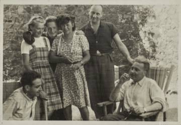 Foto de grupo en Lazaret, abril, 1941. Sentado en la izquierda: Jacques Rémy; centror: Germaine Krull; en la derecha: Victor Serge. Fotografía tomada probablemente por Vlady Serge.