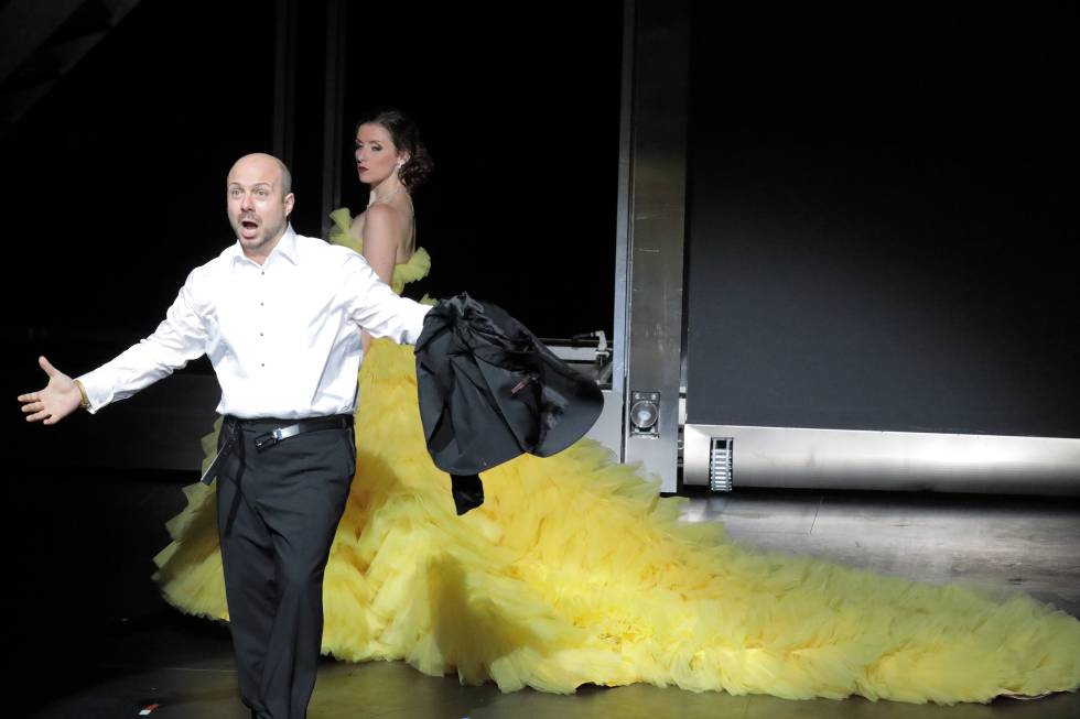 Emperor Claudius (Gianlucca Buratto) and the courtesan Popea (Elsa Benoit) in the third act of 'Agrippina'.