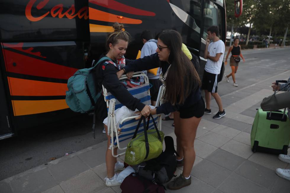 Two 'sounders' collect their things upon arrival in Burriana.