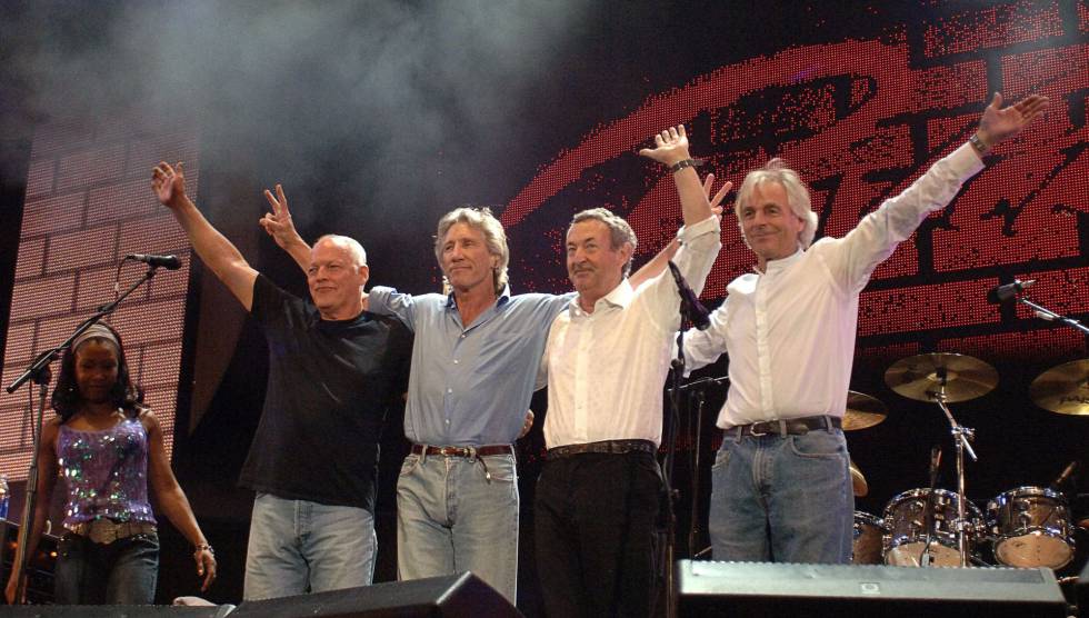 Gilmour, Waters, Mason y Wright saludan en el Live 8, en 2005.