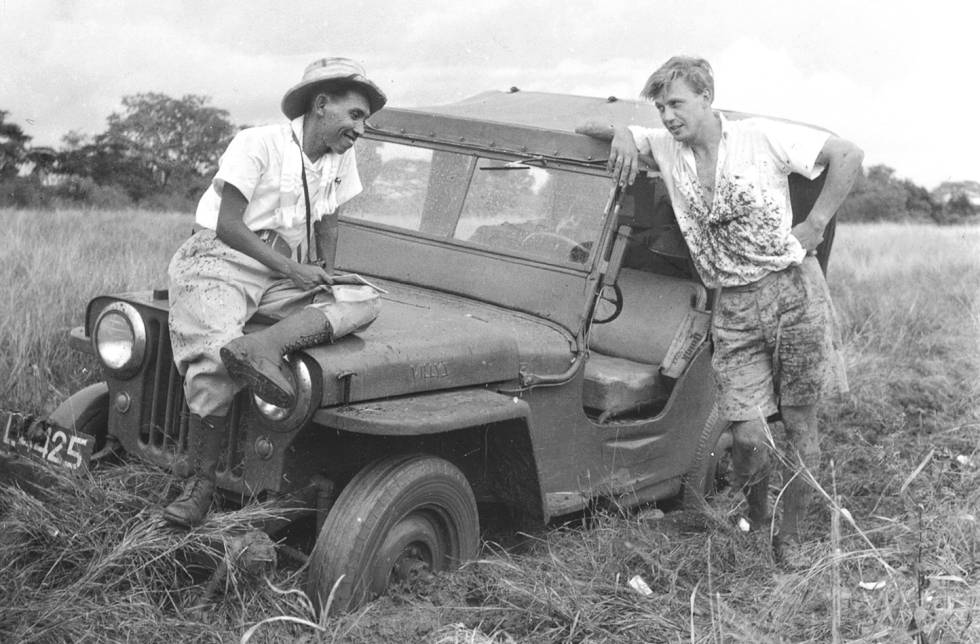 l naturalista David Attenborough junto a uno de los guías durante su viaje a Indonesia en 1959. 