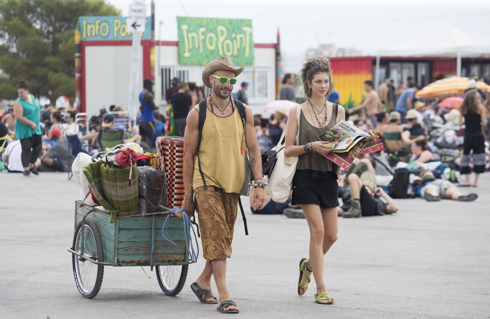 Rototom assistants carry their luggage in a cart.