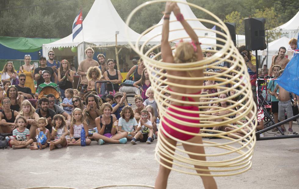Rototom audiences enjoying in family one of the extramusical proposals of the festival.