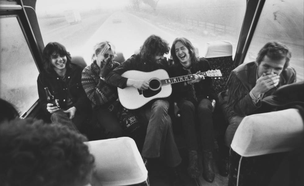 Clapton, el tercero por la izquierda, se ríe junto a los músicos Delaney y Bonnie en el autobús de la gira a principios de los setenta.