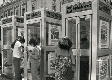 Usuarios de una cabina telefónica esperan en la Puerta del Sol de Madrid en una imagen de archivo.