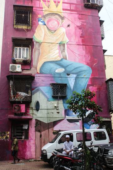 La pared de un edificio del barrio de Dharavi adornada con un graffitti.