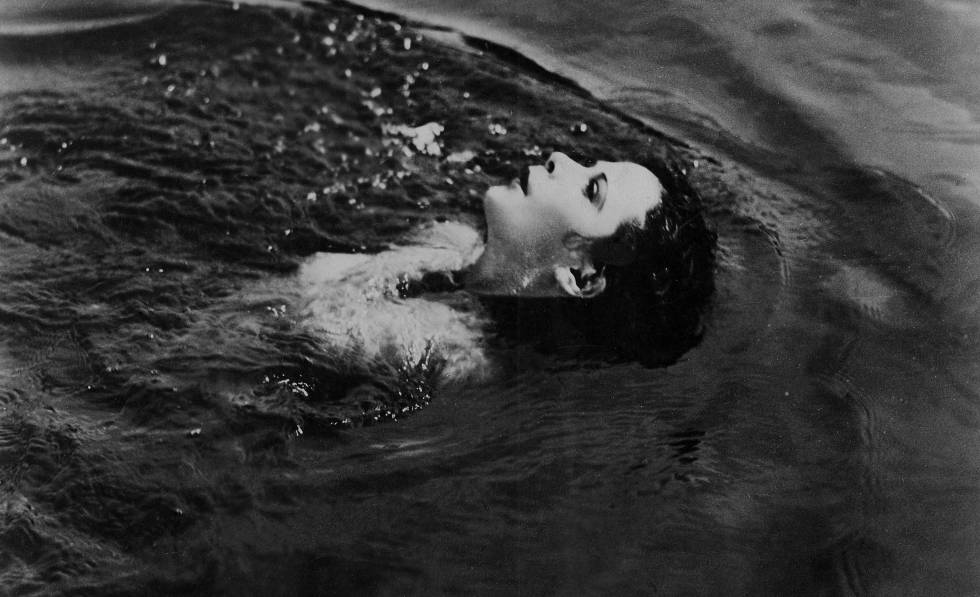 Hedy Lamarr nada desnuda en un fotograma de 'Extasis'. 
