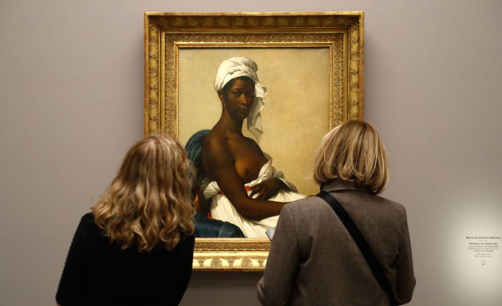 Dos mujeres contemplan la obra 'Retrato de Madeleine' (1800), de Marie-Guillemine Benoist, en el Museo de Orsay en marzo pasado.Â 