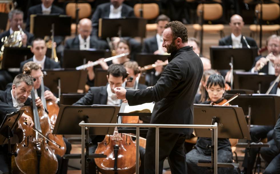 Kirill Petrenko dirige ayer a la Filarmónica de Berlín.