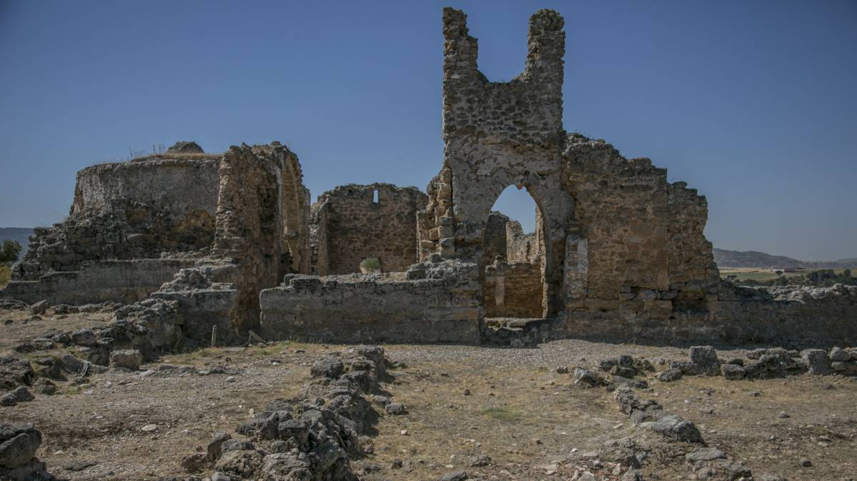 Lateral de la iglesia medieval levantada en Recópolis sobre una anterior visigoda.