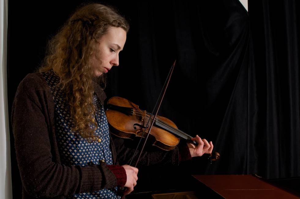 Eva Saladin playing with a violin position well below the usual.