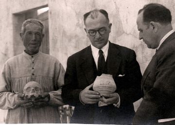De izquierda a derecha, Manuel Campello 'Manolico', el arqueólogo Alejandro Ramos y el historiador Jose Rico de Estasen, el 1 de junio de 1946.