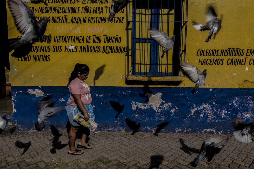 Una mujer camina en el centro de la localidad Santa Lucía Cotzumalguapa.