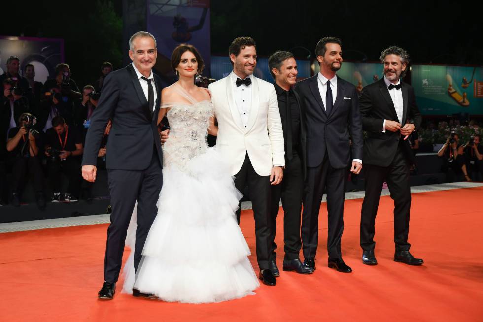 Desde la izquierda, el director Olivier Assayas y los actores Penélope Cruz, Edgar Ramírez, Gael García Bernal, Wagner Moura y Leonardo Sbaraglia, anoche en Venecia.
