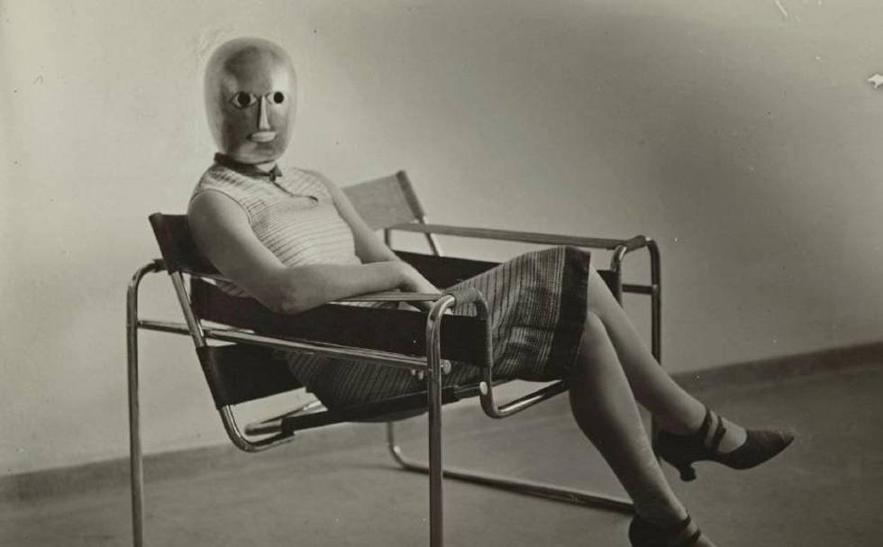 Una mujer con una mÃ¡scara teatral, de Oskar Schlemmer, sentada en la silla Wassily, de Marcel Breuer, hacia 1926.