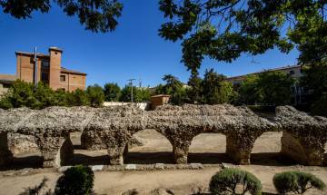 Restos de los graderíos del circo romano de la Vega Baja, en un parque de la ciudad. 