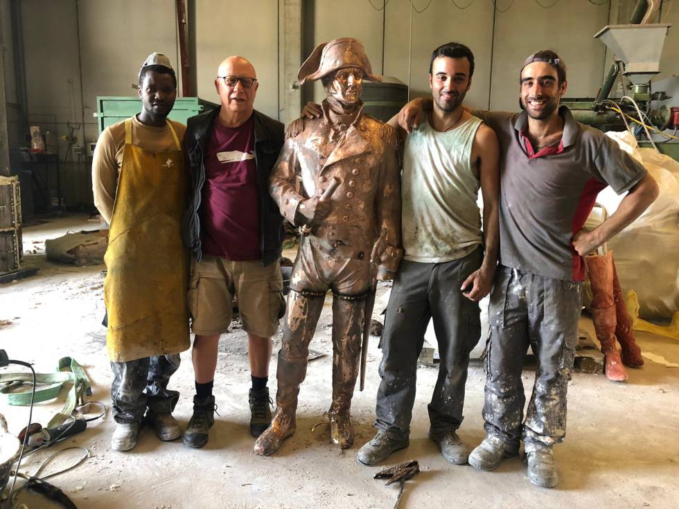 The historian Xavier Hernàndez (second from the left), next to the statue of Cochrane and the technicians who have worked in its foundry.