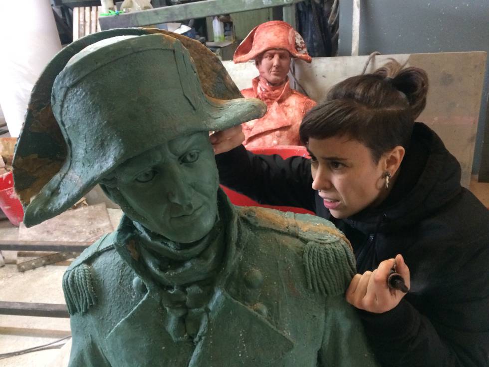 The author of Cochrane's sculpture, Mar Hernàndez Pongiluppi, retouching the piece.
