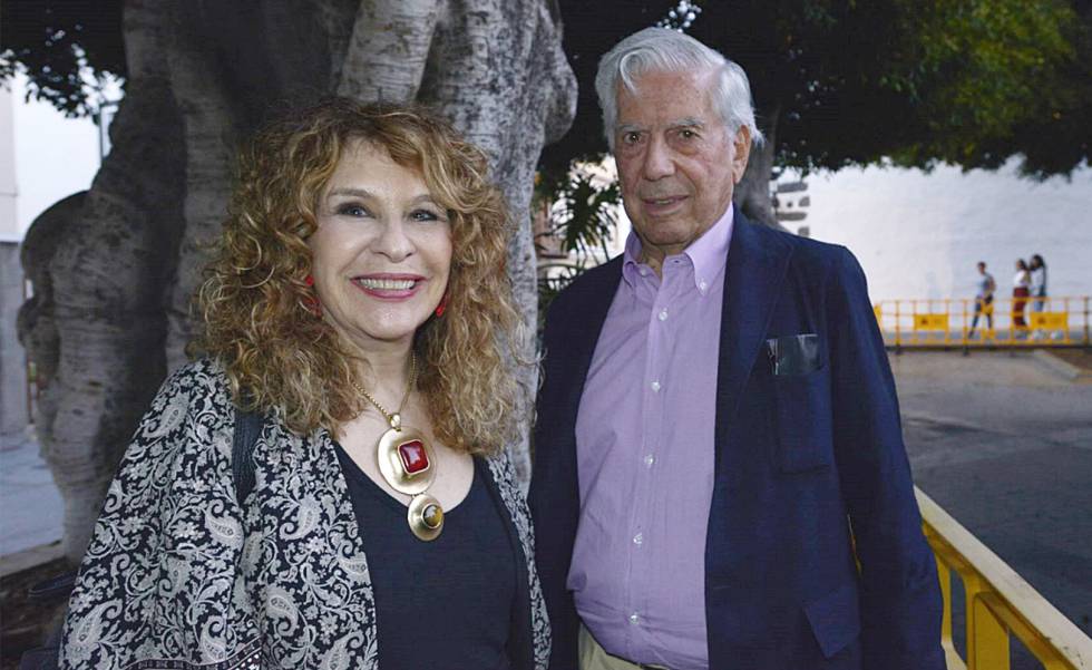 Los escritores Gioconda Belli y Mario Vargas Llosa, el martes en la isla de La Palma. rn 