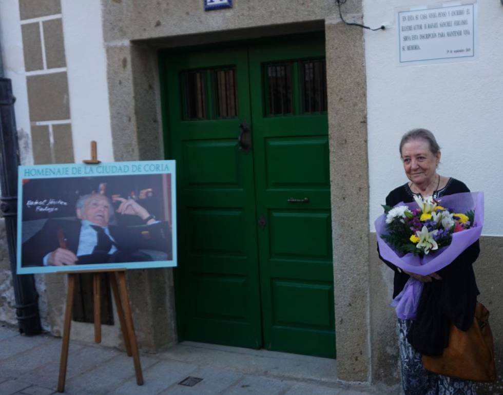 Demetria Chamorro, viuda de Rafael Sánchez Ferlosio, en la puerta de su casa de Coria el 19 de septiembre de 2019.