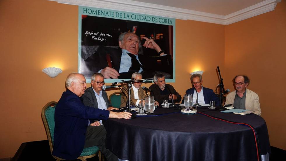 De izquierda a derecha, Gonzalo Hidalgo Bayal, Alfonso Armada, Jesús Domínguez, Javier Fernández de Castro, José Luis Pardo y Tomás Pollán, en Coria (Cáceres) el 19 de septiembre de 2019.