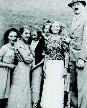 Miembros de una familia británica de vacaciones, con Hitler en 1935.