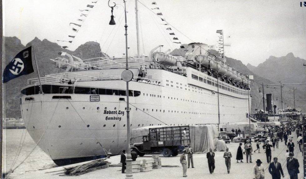 Amarre del 'Robert Ley' en el puerto de Santa Cruz en abril de 1939.